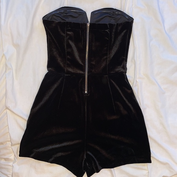 Dynamite Velvet Shorts Romper Size XXS - Picture 2 of 2